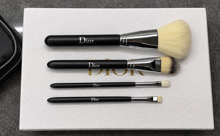 Набор кистей для макияжа Dior в косметичке