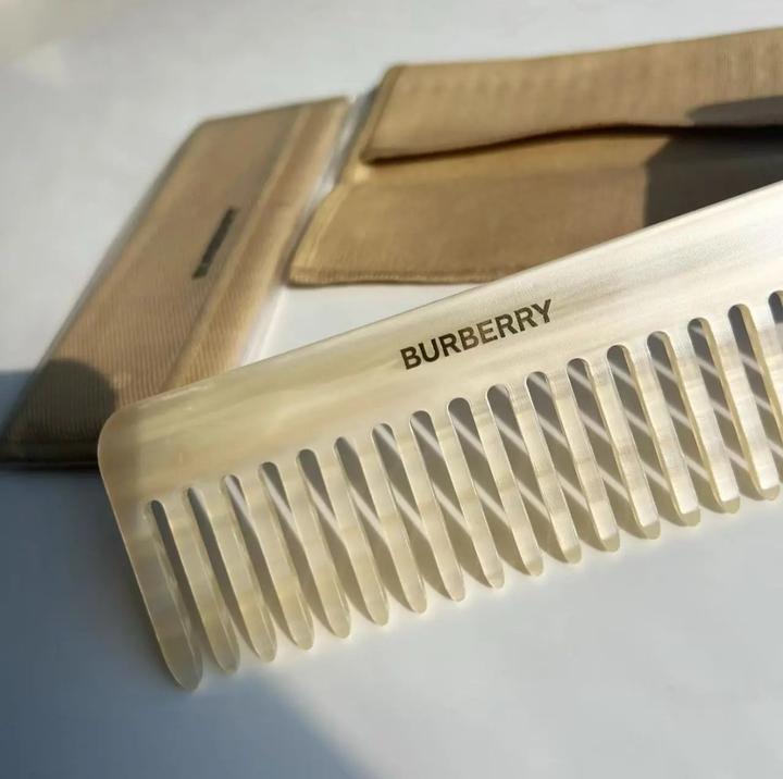 Гребень Burberry Beauty в чехле
