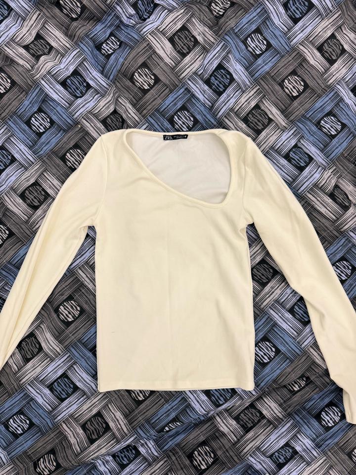 Топ Zara с вырезом