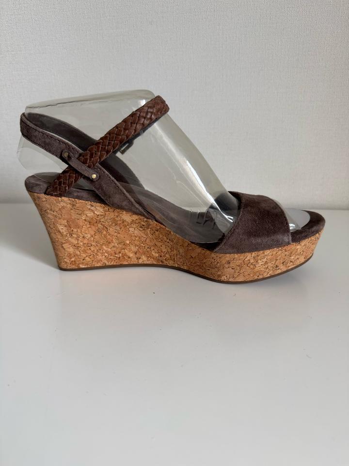 UGG