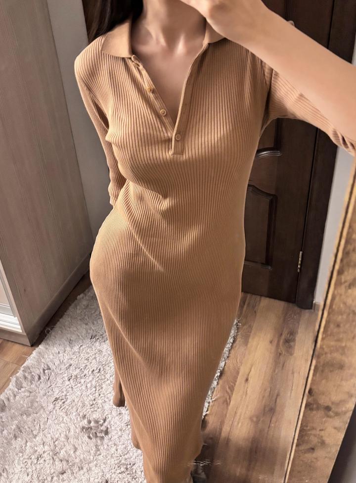 Платье UNIQLO в рубчик с воротником поло