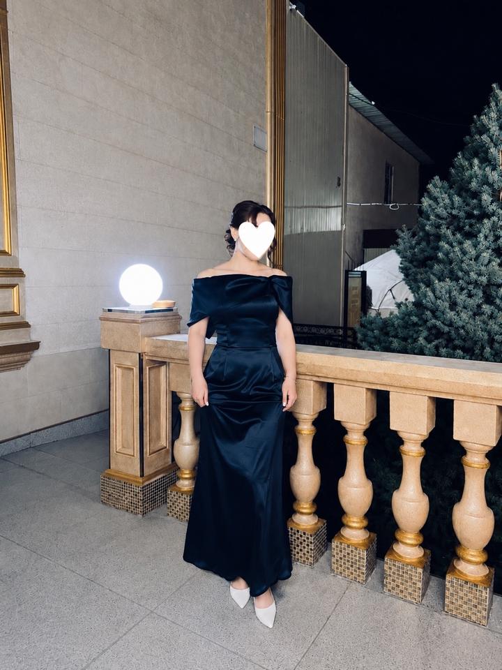 1001 Dress Вечернее атласное платье с открытыми плечами