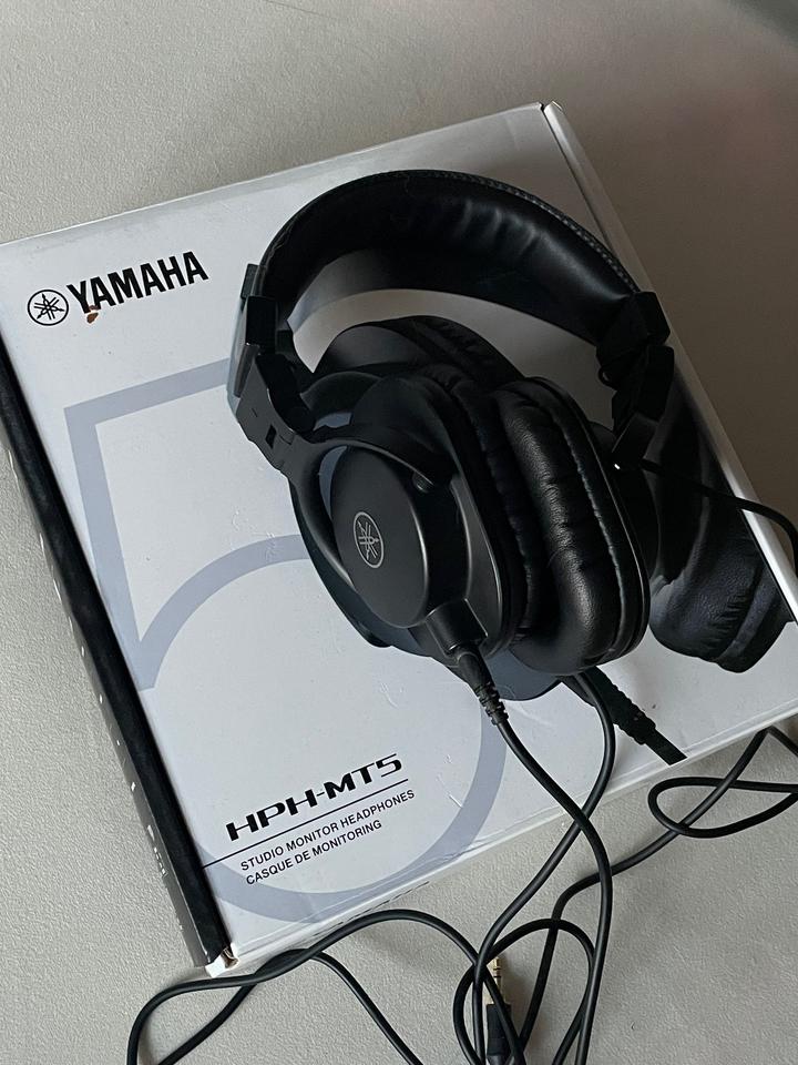 Наушники Yamaha HPH-MT5 черный