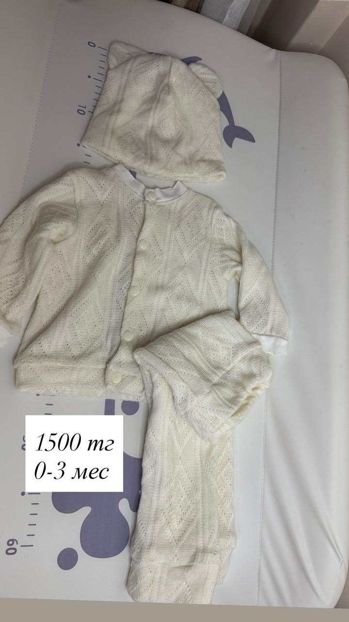 Вязаный костюм для новорожденного