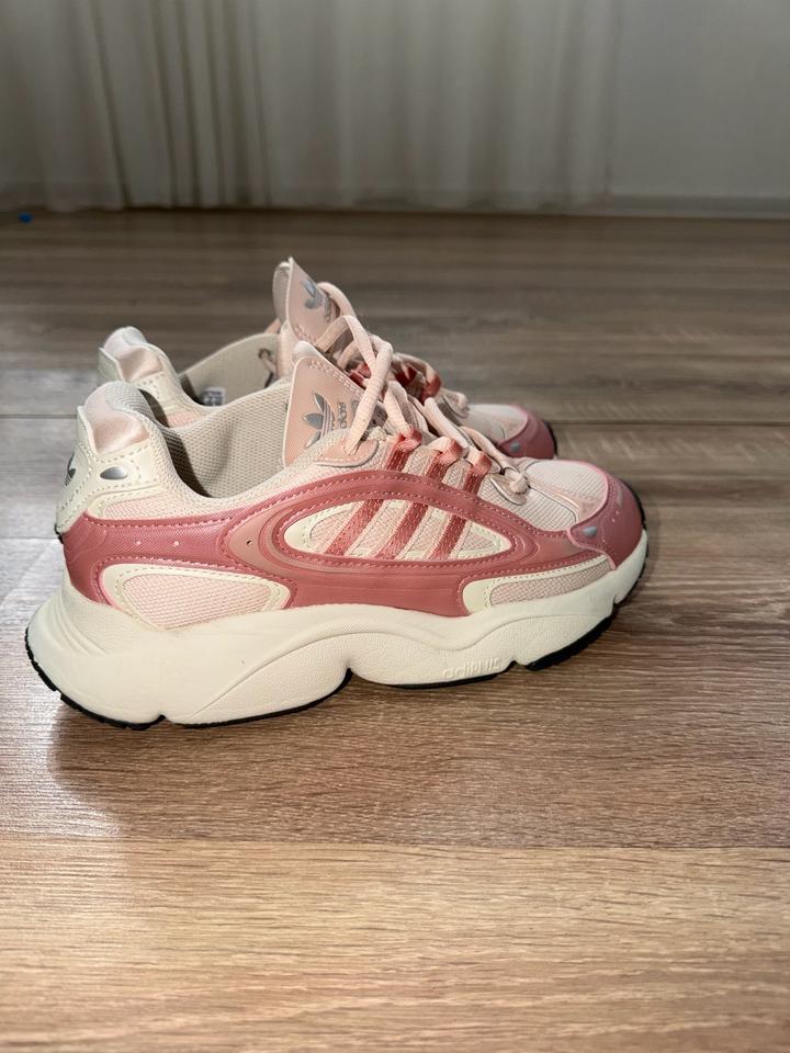 Кроссовки розовые adidas