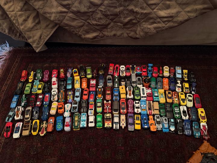 Продам коплект машинки Hot Wheels 153 штуки