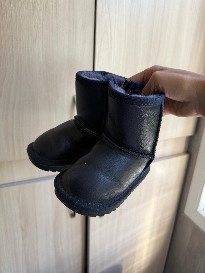 UGG