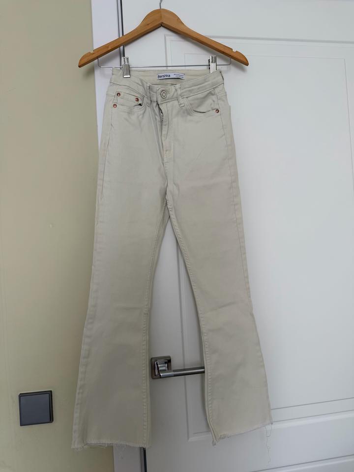 Bershka Белые джинсы