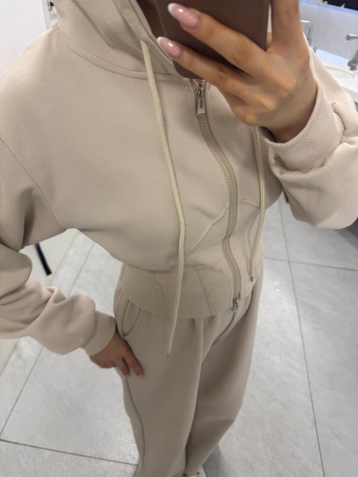 спортивный костюм с капюшоном и молнией