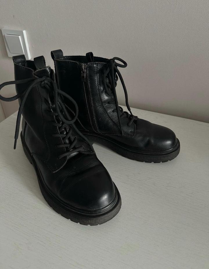 Zara Кожаные ботинки на шнуровке женские