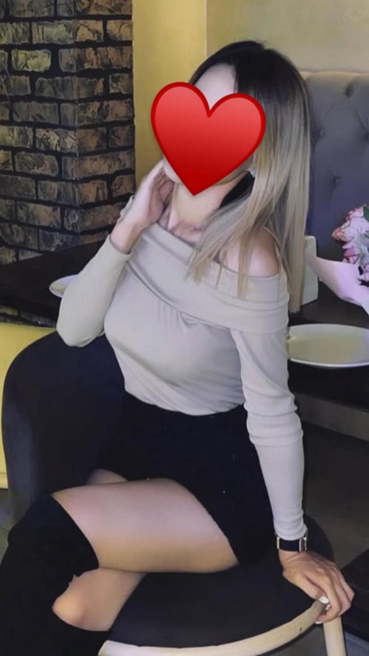 Бежевая кофта с открытыми плечам