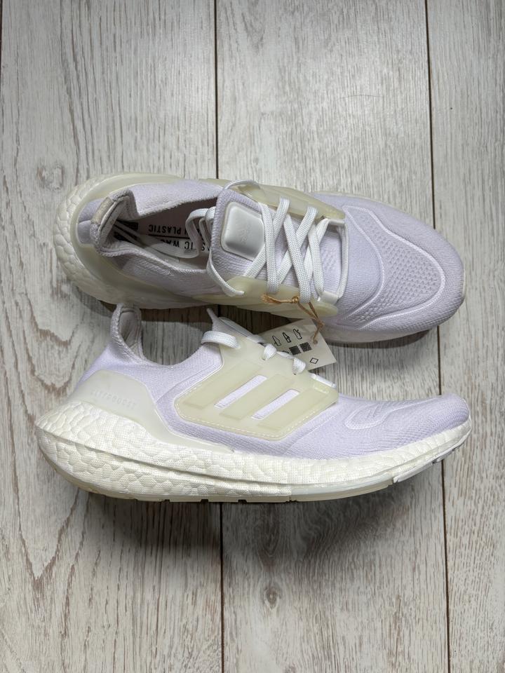 Женские кроссовки adidas UltraBoost 22