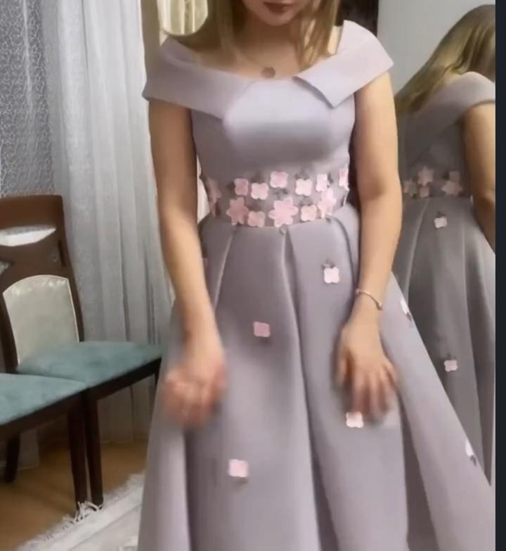 Платье с декором из цветов