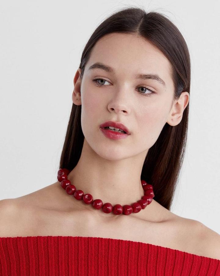 Красные бусы Stradivarius