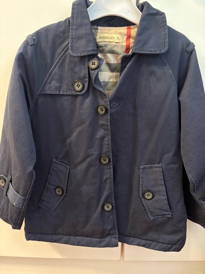 Тренч под Burberry на 6-7 лет,