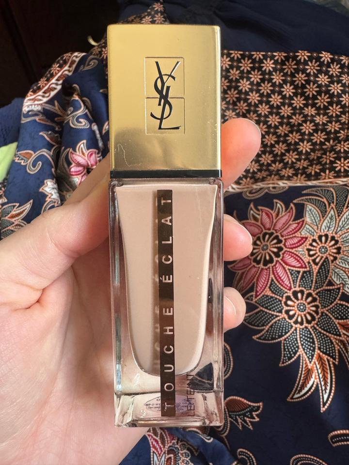 Тональный крем Yves Saint Laurent Touche Eclat