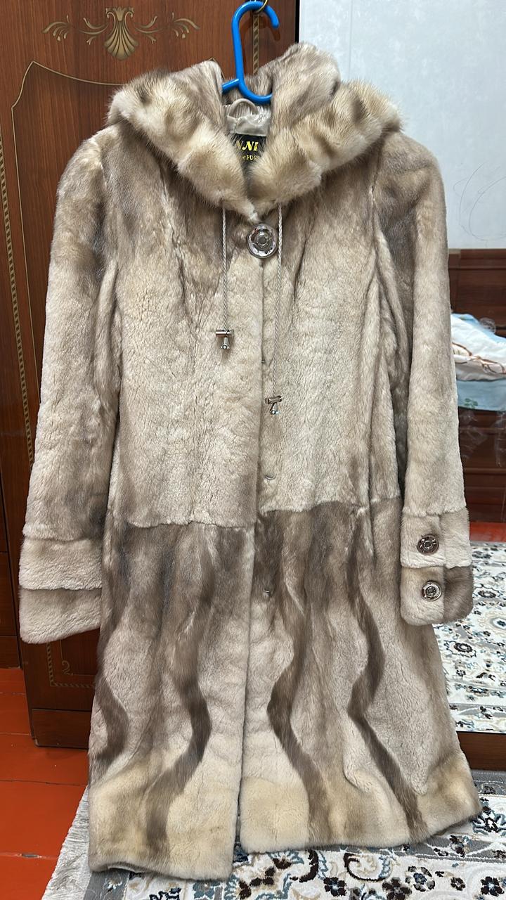 Шуба из оригинального меха с капюшоном