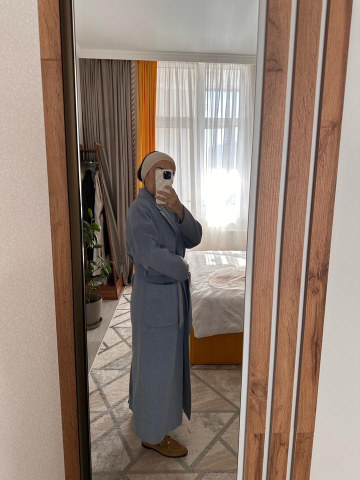 Утепленное пальто нежно голубого цвета