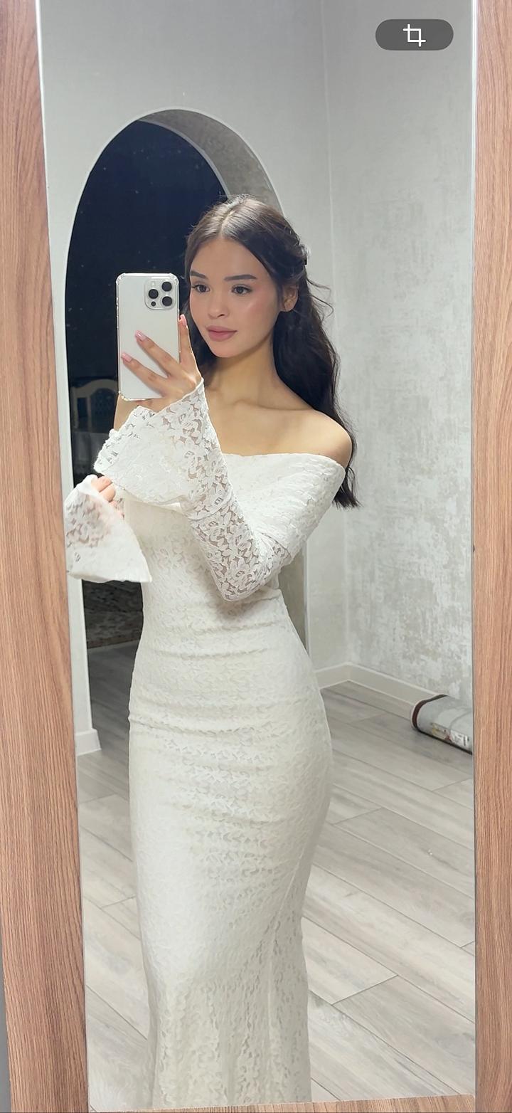 Кружевное платье с открытыми плечами