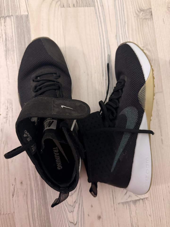 Продам женские кроссовки Nike Air Zoom Strong 2 Metallic Black
