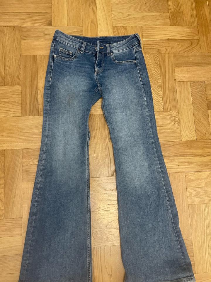 H&M Расклешенные джинсы