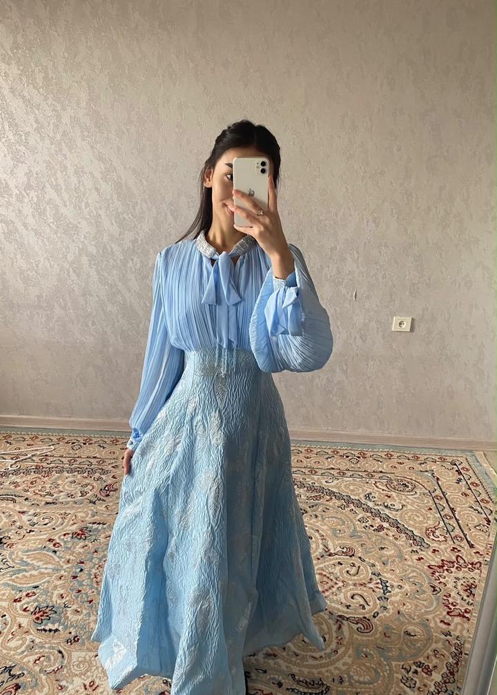 Платье с длинными рукавами и декоративным воротником