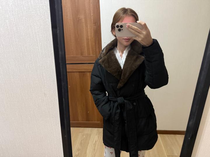 Женский пуховик с меховым воротником