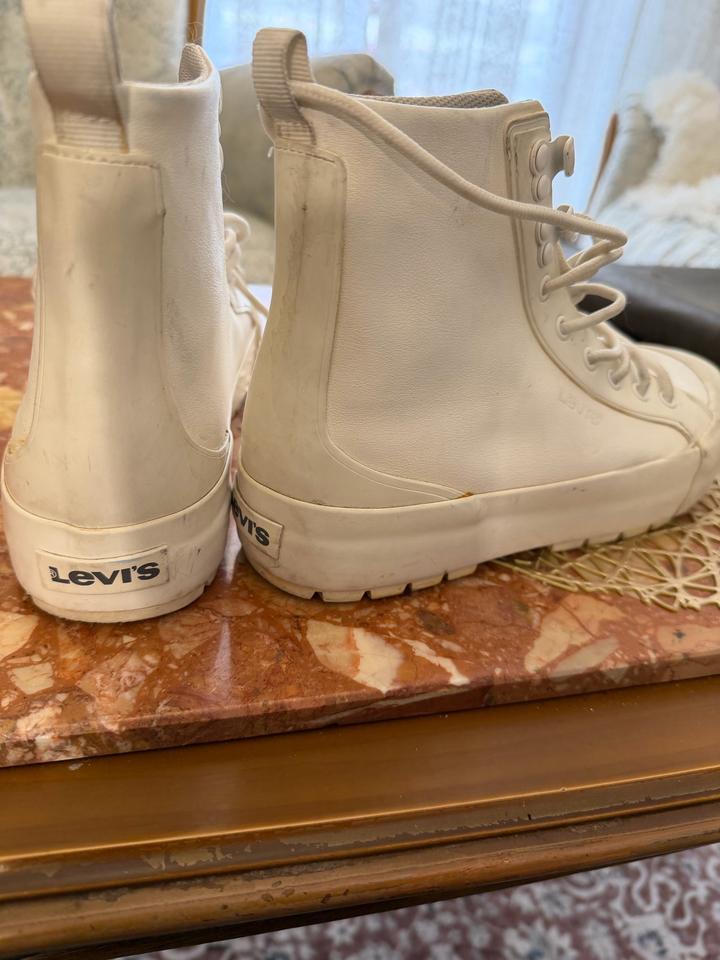 Levi's