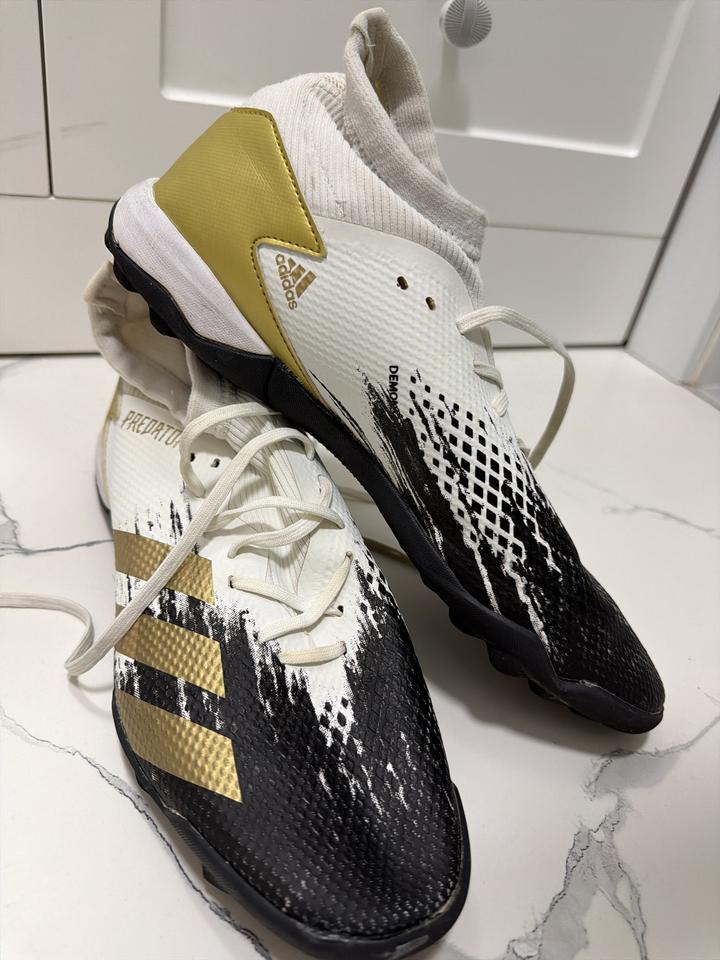 Футбольные бутсы adidas Predator