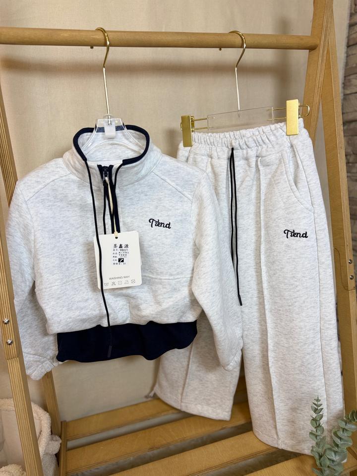 Женский спортивный костюм
