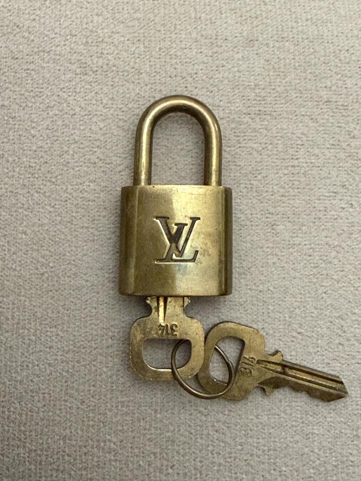 Замок Louis Vuitton с ключами
