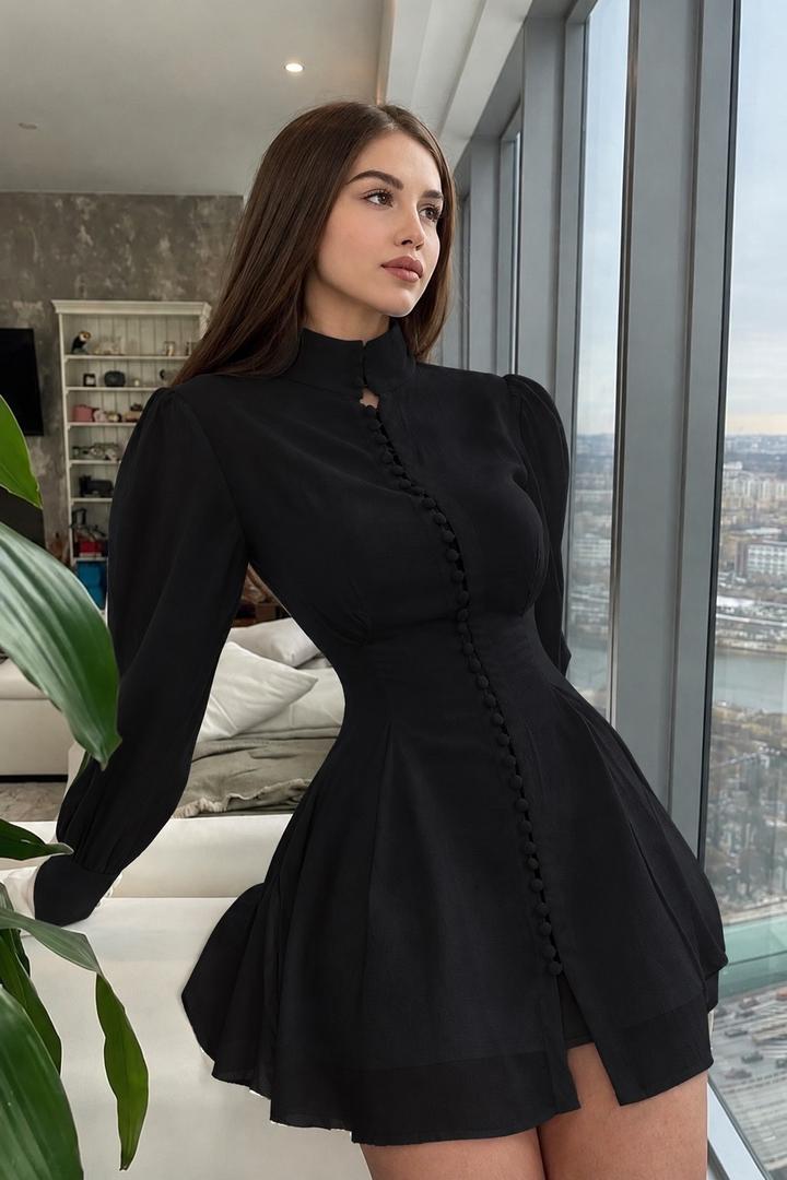 Черное приталенное платье до колен,на фото слишком короткое)