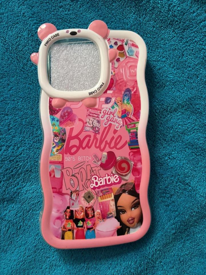 Чехол для телефона с принтом Barbie и Bratz на iphone 15 pro max