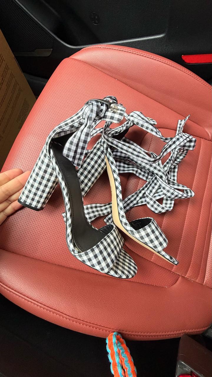 Босоножки Guess