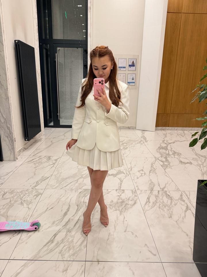 Courage Couture Женский костюм с жакетом и плиссированной юбкой