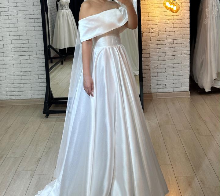 Ivory dress Свадебное платье с открытыми плечами и разрезом