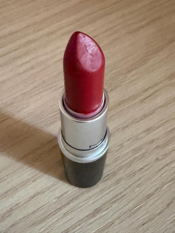 MAC Cosmetics помада красная