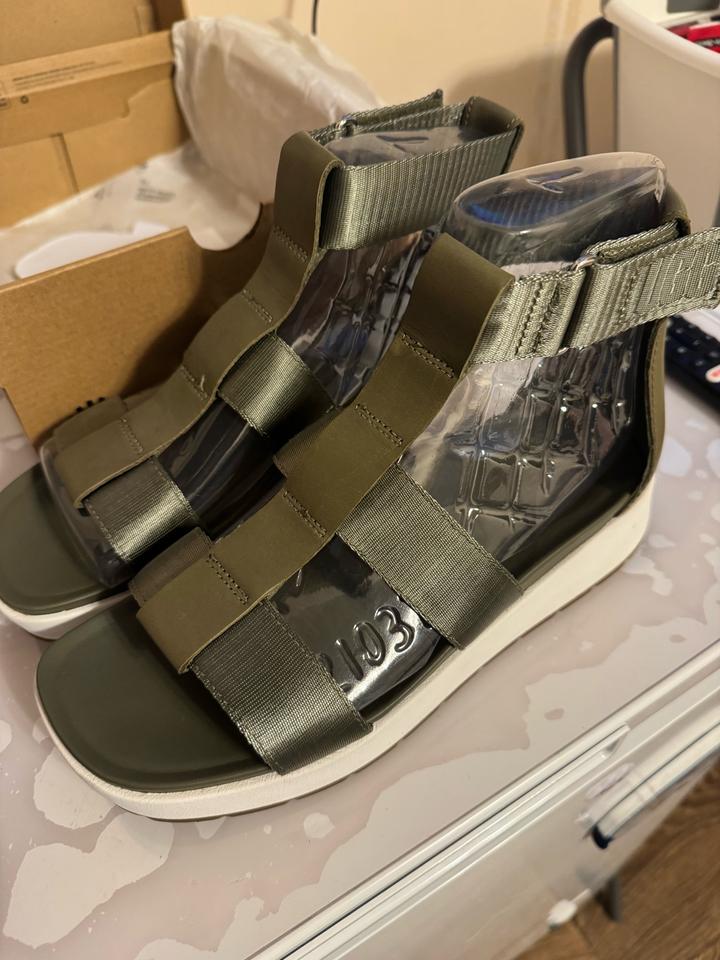 UGG