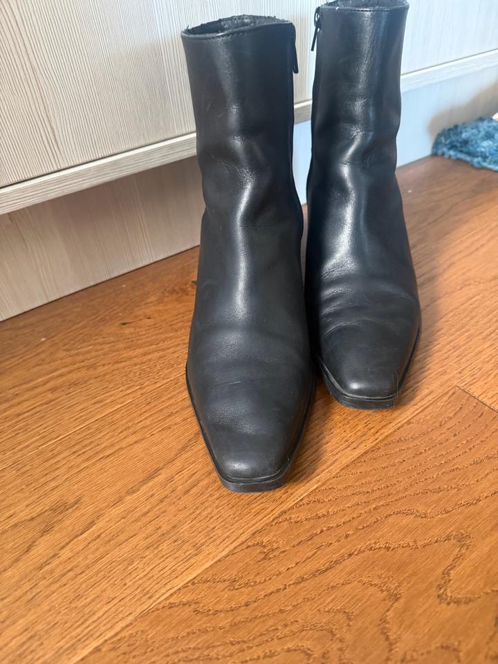 Женские кожаные ботильоны Zara