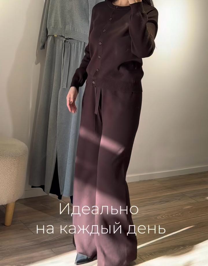 Двойка из трикотажа на пуговицах и с брюками широкого кроя