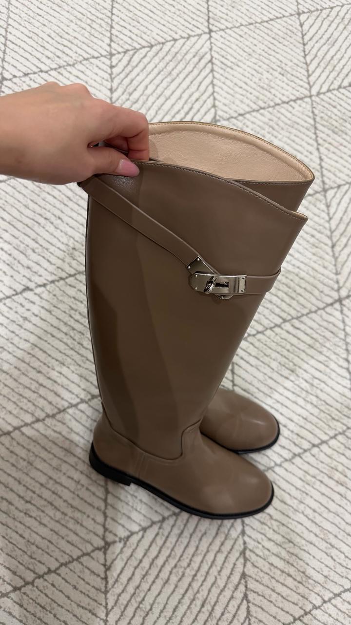 Женские кожаные сапоги с  пряжкой