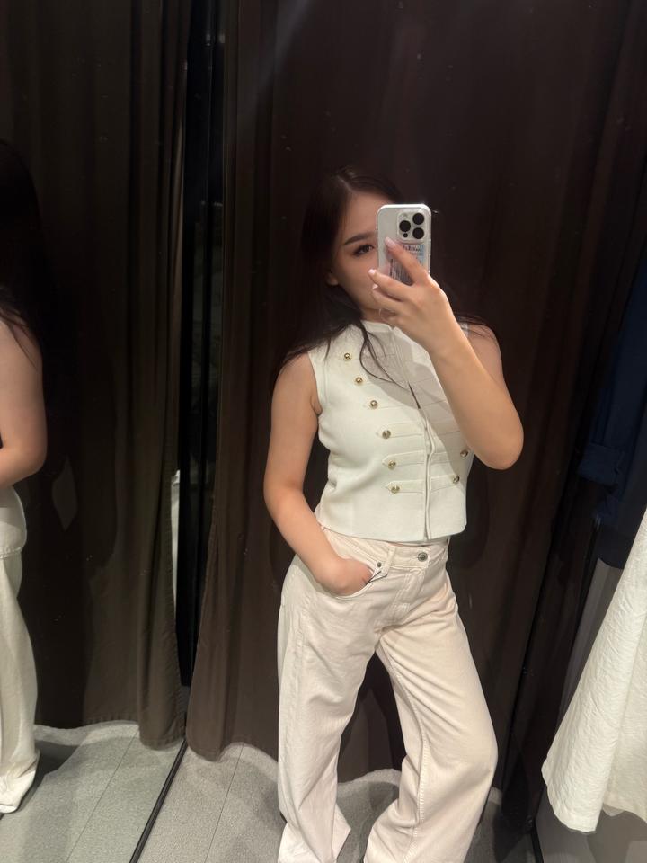Укороченная жилетка с золотистыми пуговицами от Zara