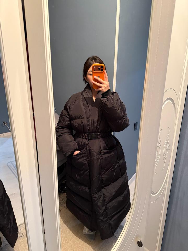 Длинный пуховик с поясом