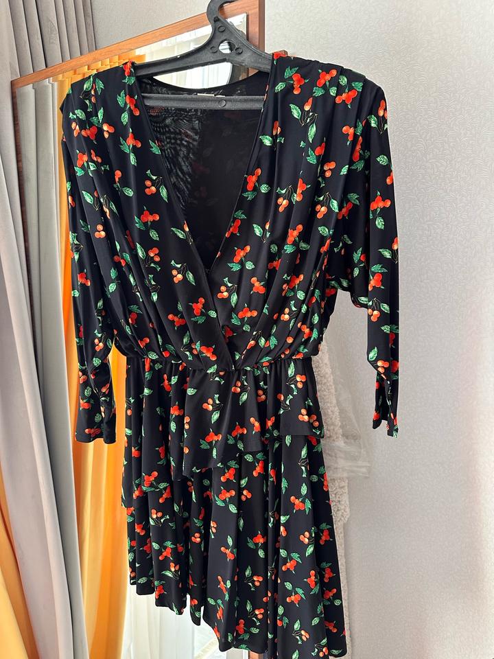 H&M платье с принтом вишня