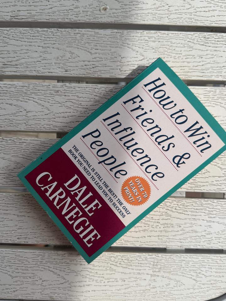 How to Win Friends & Influence People книга на Английском