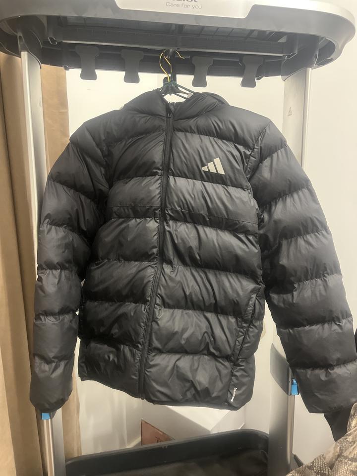 пуховик adidas с капюшоном