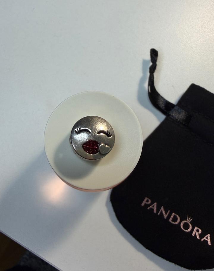 Оригинальный шарм Pandora «Поцелуй / Эмодзи» (серебро 925, эмаль)