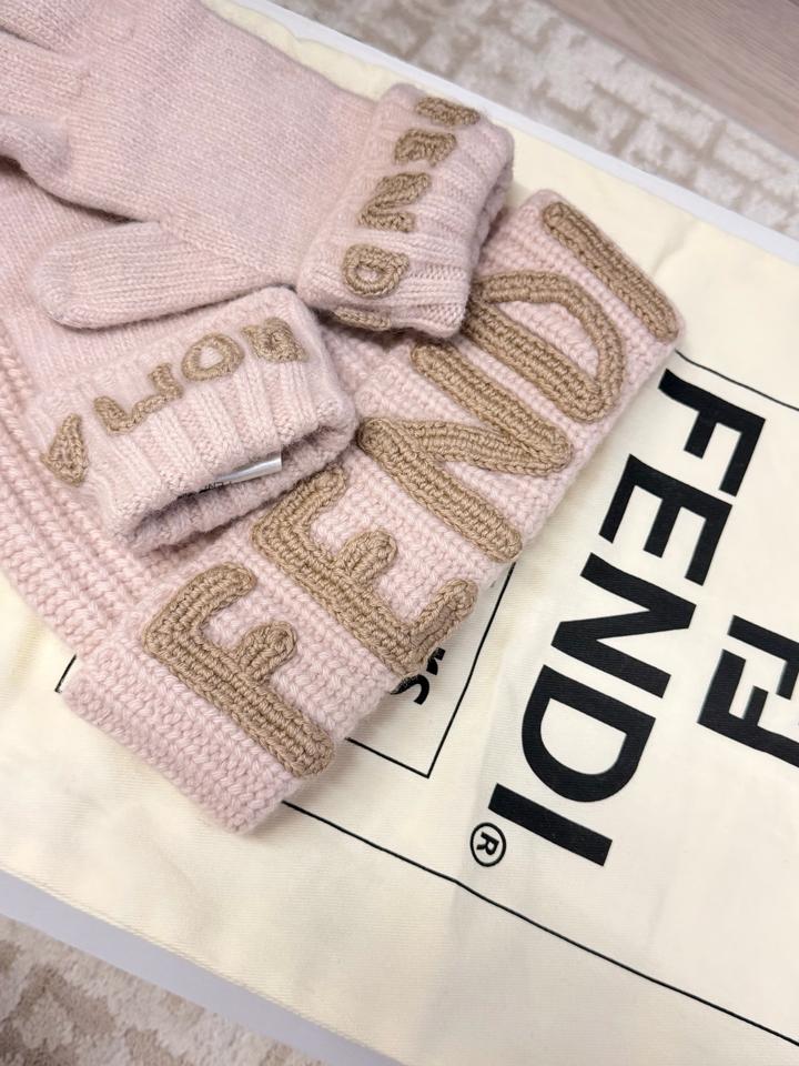 Комплект Fendi шапка и перчатки