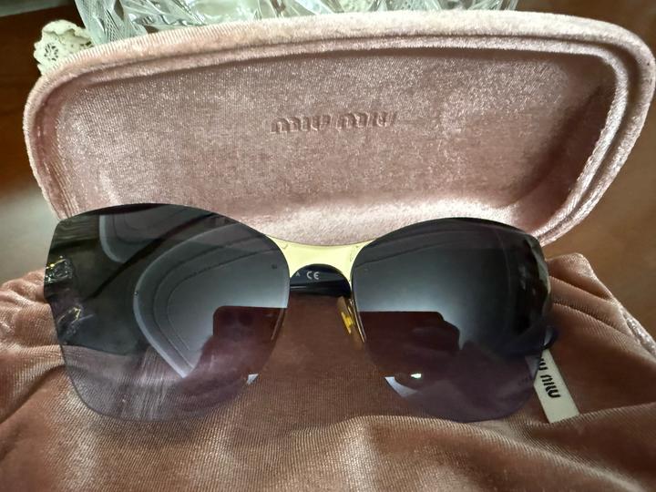 Солнцезащитные очки Miu Miu