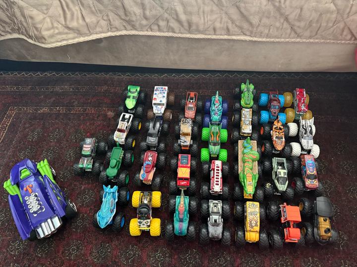 29 машинок hot wheels